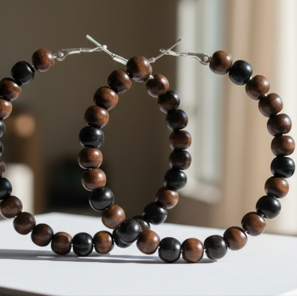 Large, lightweight wooden hoop earrings with brown and black wooden beads. 8 cm - Picture 6 of 7